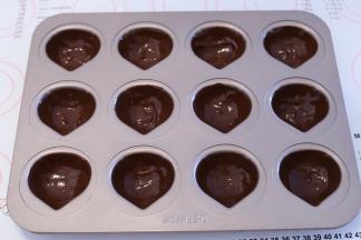 将粘满巧克力的模具放入冰箱冷藏30分钟至表面凝固