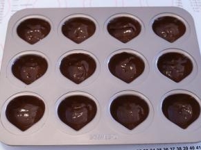 将粘满巧克力的模具放入冰箱冷藏30分钟至表面凝固