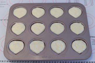 取出模具，每个板栗内填满冰淇淋，冰箱冷冻1小时