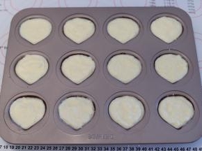 取出模具，每个板栗内填满冰淇淋，冰箱冷冻1小时