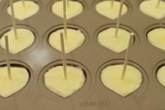 取出冰淇淋，插上棒棒糖棒子，再次放入冰箱冷冻至少4小时