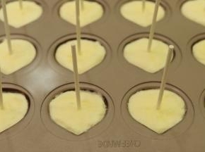 取出冰淇淋，插上棒棒糖棒子，再次放入冰箱冷冻至少4小时