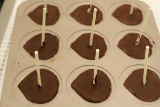 将剩余的巧克力再次隔水融化，铺在板栗冰淇淋后面，铺平，冷冻