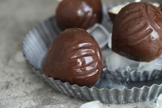 要吃的时候只需轻轻拔起棒棒糖棒，即可取出冰淇淋哦！