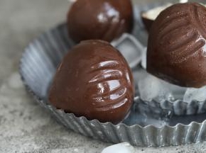 要吃的时候只需轻轻拔起棒棒糖棒，即可取出冰淇淋哦！