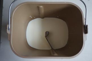 淡奶油、牛奶、糖和盐倒入面包桶里