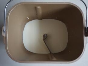 淡奶油、牛奶、糖和盐倒入面包桶里