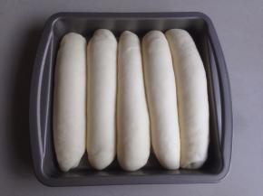 放进东菱K40C烤箱，选择发酵档，发酵40-45分钟，在烤箱内放置一碗热水，保持湿度，如果你想面包表面有光泽一点，可以在发酵好的面包坯表面刷上薄薄一层全蛋液