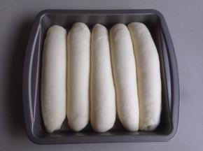 放进东菱K40C烤箱，选择发酵档，发酵40-45分钟，在烤箱内放置一碗热水，保持湿度，如果你想面包表面有光泽一点，可以在发酵好的面包坯表面刷上薄薄一层全蛋液