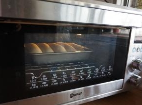 放进已经预热到 170度的烤箱，烘烤18分钟左右