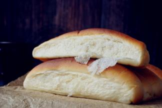 烘烤结束，将面包取出，放在晾架上晾凉，未食用的面包可放入保鲜袋密封室温保存