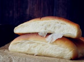 烘烤结束，将面包取出，放在晾架上晾凉，未食用的面包可放入保鲜袋密封室温保存