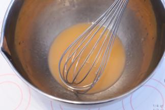 西柚汁内加入玉米油，搅拌至乳化