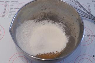 筛入低粉，“Z”字型手法拌匀