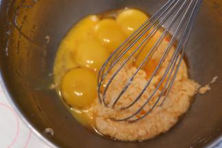 加入蛋黄, 拌至顺滑的蛋黄糊
