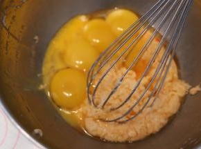 加入蛋黄, 拌至顺滑的蛋黄糊
