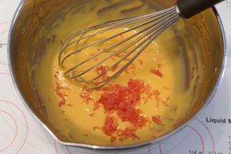 加入蛋黄糊内，拌匀备用