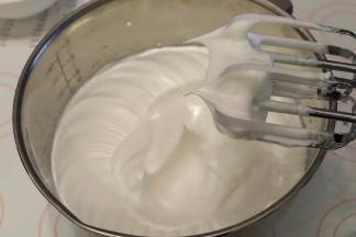 蛋白打至粗泡，少量多次将糖加入蛋白内,打发至干性发泡