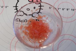 另取西柚肉，尽量撕成一粒一粒，不要太大块