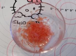 另取西柚肉，尽量撕成一粒一粒，不要太大块