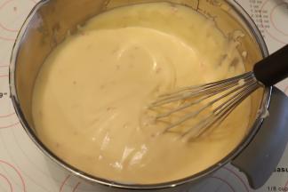 上下翻拌至均匀后，再次两次将蛋糕拌至顺滑