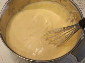 上下翻拌至均匀后，再次两次将蛋糕拌至顺滑