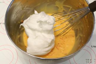 先将打发好的蛋白取三分之一加入蛋黄糊内