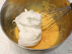 先将打发好的蛋白取三分之一加入蛋黄糊内