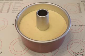 倒入7寸中空蛋糕模具内，轻震去气泡