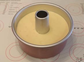 倒入7寸中空蛋糕模具内，轻震去气泡