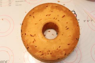 取出轻震一下，倒扣放凉后脱模