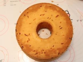 取出轻震一下，倒扣放凉后脱模