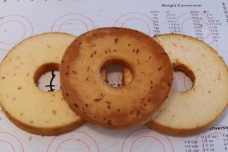 将蛋糕胚平均分成三片