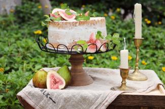 夹层内抹上打发好的淡奶油，叠放好蛋糕，无花果切片摆放在蛋糕上，装饰薄荷叶