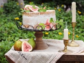 夹层内抹上打发好的淡奶油，叠放好蛋糕，无花果切片摆放在蛋糕上，装饰薄荷叶