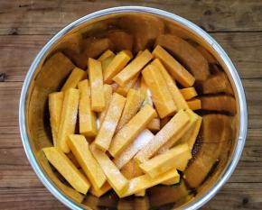 把南瓜去皮去籽，切成小拇指大小的条，加入一勺的盐拌均匀，腌制十分钟，让它有一个底味