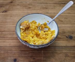 趁着南瓜腌制的时间，我们把熟的咸蛋黄用勺子压成泥