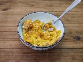 趁着南瓜腌制的时间，我们把熟的咸蛋黄用勺子压成泥