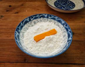 把腌好的南瓜条均匀的裹上一层玉米淀粉