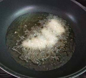 放入烧至六成热的油中