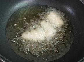 放入烧至六成热的油中