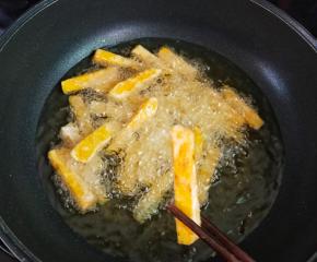 中火炸至金黄，盛出备用