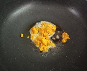 锅里面留油，下咸蛋黄