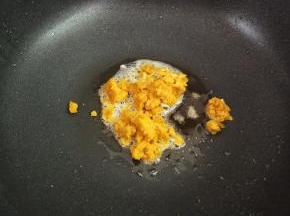 锅里面留油，下咸蛋黄