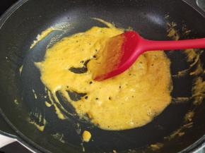 小火炒制，慢慢的会变得越来越细腻，会出很多的气泡，这个时候就关火