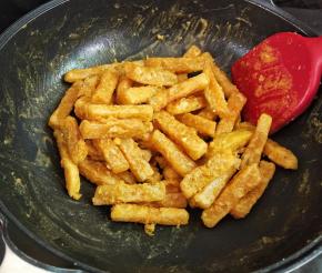 下炸好的南瓜条，晃动锅子，让它裹匀即可。