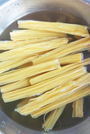 腐竹用水浸泡2小时，捞出沥干水分。