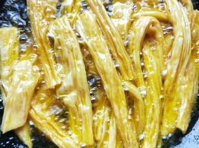 放入腐竹炸。