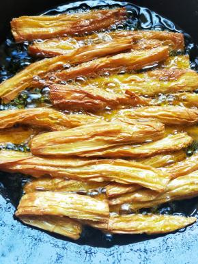 炸至微黄捞出。