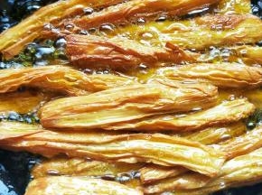 炸至微黄捞出。